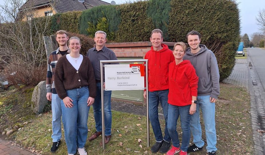 Familienbetrieb: Das Ehepaar Annette und Harry Burfeind mit beiden Söhnen und Bruder Frank.