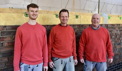 Harry Burfeind (Mitte) und seine Mitarbeiter Lucas Burfeind (links) und Thomas Wellbrock.