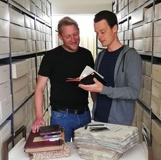 Historiker Dr. Henning Müller (links) und Archivleiter Sönke Kosicki helfen beim Entziffern alter Schriftstücke.