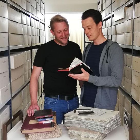 Historiker Dr. Henning Müller (links) und Archivleiter Sönke Kosicki helfen beim Entziffern alter Schriftstücke.