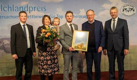 Anne-Catrin und Florian Ahrens (Mitte) freuen sich mit Weert Baack (li.), Stephan Weil (2. v. re.) und Jan Heusmann (re.) über die Auszeichnung.