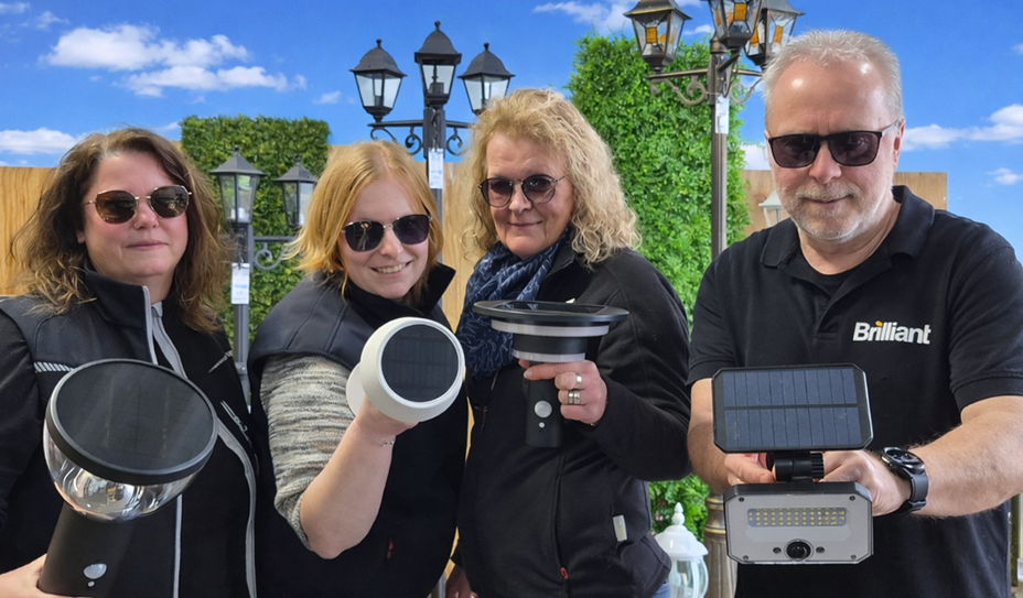 Die Mitarbeitenden sind mit verschiedenen Solarleuchten gewappnet. eb