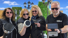 Die Mitarbeitenden sind mit verschiedenen Solarleuchten gewappnet. eb