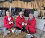 (v. l.) Karin Oerding, Andreas Brinkmann und Carmen Holsten sind von den Gartenmöbeln bereits überzeugt.