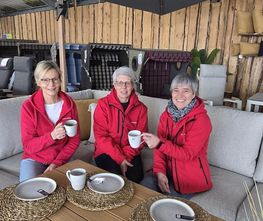 (v. l.) Karin Oerding, Andreas Brinkmann und Carmen Holsten sind von den Gartenmöbeln bereits überzeugt.