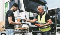 Fahrlehrer Arnd Prigge demonstriert Ladungssicherung am Fahrzeug. Praxisorientierte Ausbildung wird bei Quell groß geschrieben.