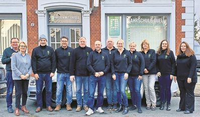 Das Bremervörder Team der Quell BildungsKonzepte GmbH zeigt sich beim Anzeiger-Pressetermin gut gelaunt vor dem Stammsitz am Huddelberg.