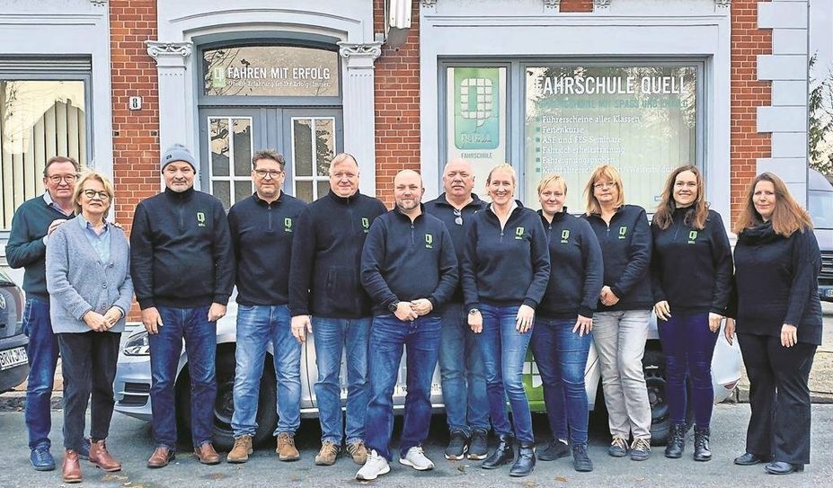 Das Bremervörder Team der Quell BildungsKonzepte GmbH zeigt sich beim Anzeiger-Pressetermin gut gelaunt vor dem Stammsitz am Huddelberg.