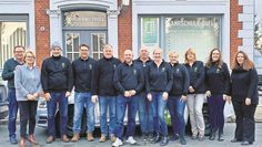 Das Bremervörder Team der Quell BildungsKonzepte GmbH zeigt sich beim Anzeiger-Pressetermin gut gelaunt vor dem Stammsitz am Huddelberg.