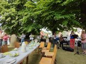 Festliche Tafel im Schatten der Lindenbäume