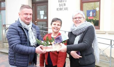 Christof von Schroetter überreicht die symbolische Spende an Angelika Meurer-Schaffenberg und Superinten-dentin Jutta Rühlemann. Foto: eb