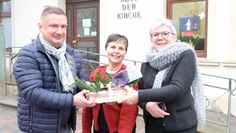 Christof von Schroetter überreicht die symbolische Spende an Angelika Meurer-Schaffenberg und Superinten-dentin Jutta Rühlemann. Foto: eb