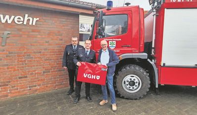 Ebersdorf (eb). Der VGH Vertreter Reiner Brandt gab vor kurzem einen lebensrettenden Rauchschutzvorhang an den Ebersdorfer Ortsbrandmeister Dominik Jacobs und seinen Stellvertreter Henrik Peters. Der Vorhang ist ein unverzichtbarer Ausrüstungsgegenstand im Kampf gegen Brände und Rauchentwicklung. Die Übergabe zeigt eine weitere Stärkung der Partnerschaft zwischen der Feuerwehr und lokalen Unternehmen.