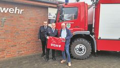 Ebersdorf (eb). Der VGH Vertreter Reiner Brandt gab vor kurzem einen lebensrettenden Rauchschutzvorhang an den Ebersdorfer Ortsbrandmeister Dominik Jacobs und seinen Stellvertreter Henrik Peters. Der Vorhang ist ein unverzichtbarer Ausrüstungsgegenstand im Kampf gegen Brände und Rauchentwicklung. Die Übergabe zeigt eine weitere Stärkung der Partnerschaft zwischen der Feuerwehr und lokalen Unternehmen.
