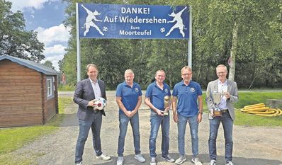 Eingerahmt von den langjährigen Sponsoren (l. außen Jens Themsen, r. außen Dirk Schmolke) können Rolf Tietjen, Ralf Brase und Uwe Böttjer, wieder voller Vorfreude auf die Sportwoche blicken.