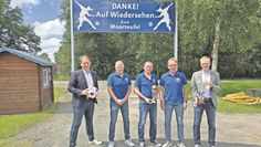 Eingerahmt von den langjährigen Sponsoren (l. außen Jens Themsen, r. außen Dirk Schmolke) können Rolf Tietjen, Ralf Brase und Uwe Böttjer, wieder voller Vorfreude auf die Sportwoche blicken.