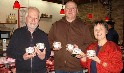 Harald Maack, John Ilchmann und Angelika Meurer-Schaffenberg mit dem Weihnachtsessen. Foto: eb