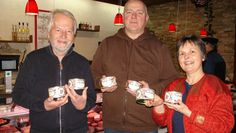 Harald Maack, John Ilchmann und Angelika Meurer-Schaffenberg mit dem Weihnachtsessen. Foto: eb