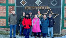 Jens Steeneck (2. v. l.) und seine Lüüd übergaben die Spende an die Osterholzer Tafel.