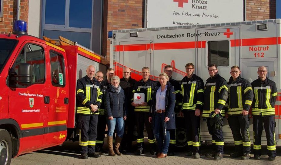 Einsatzkräfte der Ortsfeuerwehr Huxfeld nehmen den AED nach einer Einweisung durch Dr. Uli Gerster vom DRK Kreisverband Osterholz e.V. entgegen. Foto: eb