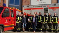 Einsatzkräfte der Ortsfeuerwehr Huxfeld nehmen den AED nach einer Einweisung durch Dr. Uli Gerster vom DRK Kreisverband Osterholz e.V. entgegen. Foto: eb