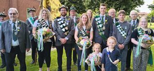 Wünschen allen ein spaßiges und erfolgreiches Schützenfest: die amtierende Königsfamilie.