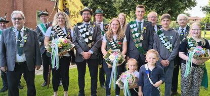 Wünschen allen ein spaßiges und erfolgreiches Schützenfest: die amtierende Königsfamilie.
