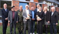 Spendengeldübergabe mit Vertretern der Stadt, der Bundeswehr, des Rotary und Lions Clubs, des Diakonischen Werks, des Anderlandes und der Volksbank.