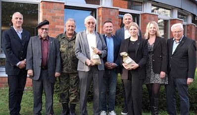 Spendengeldübergabe mit Vertretern der Stadt, der Bundeswehr, des Rotary und Lions Clubs, des Diakonischen Werks, des Anderlandes und der Volksbank.