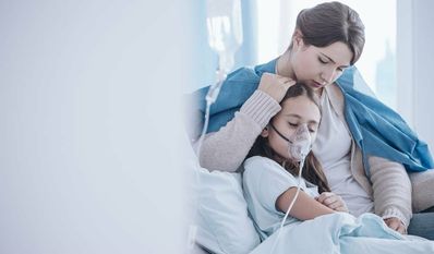 Schwer kranke Kinder müssen aufgrund von Personalmangel teilweise in hunderte Kilometer entfernte Kliniken verlegt werden.