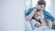 Schwer kranke Kinder müssen aufgrund von Personalmangel teilweise in hunderte Kilometer entfernte Kliniken verlegt werden.