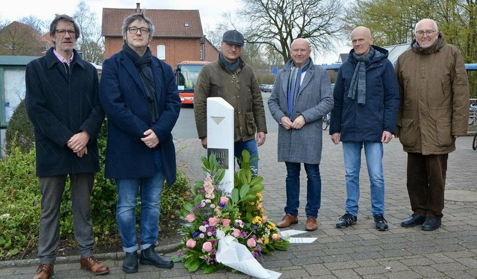 Bei der Einweihung der Stele (v. li.): Andreas Ehresmann (Gedenkstättenleiter Sandbostel), Christoph Nagel (EVB-Kommunikation), Dr. Lars Hellwinkel (Lehrer), Bürgermeister Michael Hannebacher, Thomas Grunenberg (Vorsitzender Gedenkstättenverein) und Günter Justen-Stahl (Stiftungsvorsitzender).