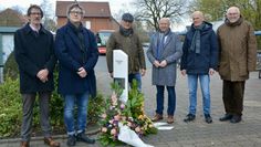 Bei der Einweihung der Stele (v. li.): Andreas Ehresmann (Gedenkstättenleiter Sandbostel), Christoph Nagel (EVB-Kommunikation), Dr. Lars Hellwinkel (Lehrer), Bürgermeister Michael Hannebacher, Thomas Grunenberg (Vorsitzender Gedenkstättenverein) und Günter Justen-Stahl (Stiftungsvorsitzender).