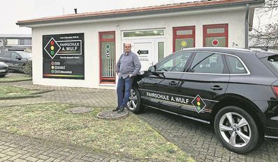 Fahrlehrer und Inhaber Sascha Wulf freut sich, schon bald viele neue Fahrschüler:innen zu betreuen.