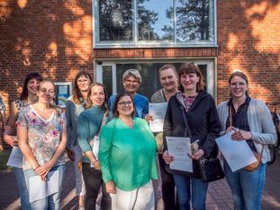 Die treuen Mitarbeiter gruppieren sich um der pädagogischen Leiterin des Kita-Verbandes, Cornelia Kuck