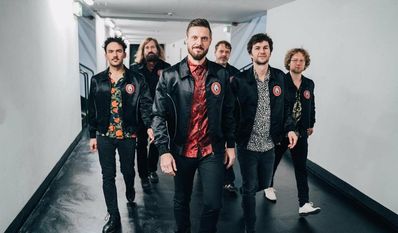 Die Afterburner freuen sich auf ihren Auftritt auf der Freilichtbühne.