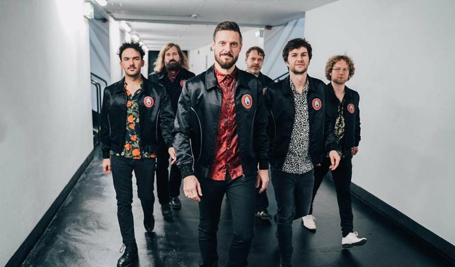 Die Afterburner freuen sich auf ihren Auftritt auf der Freilichtbühne.