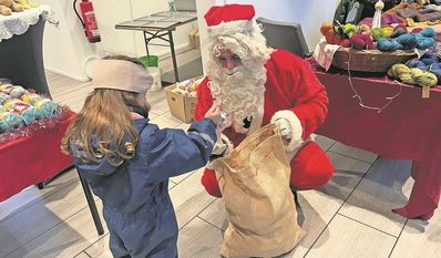 Der Weihnachtsmann wird an beiden Markttagen Geschenke an Kinder verteilen.