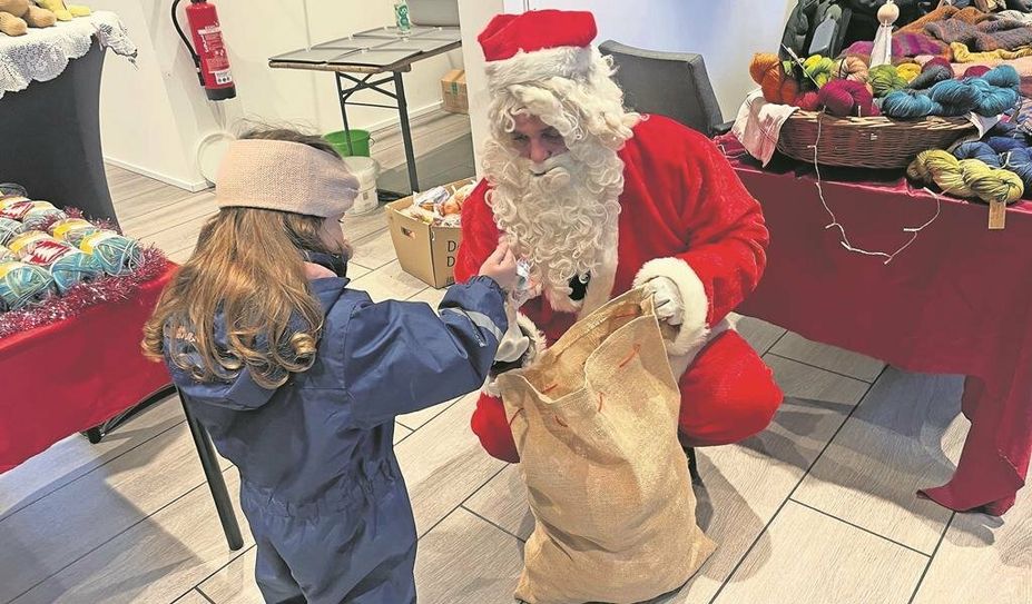 Der Weihnachtsmann wird an beiden Markttagen Geschenke an Kinder verteilen.