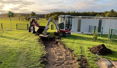 Am ersten Tag wurde die Wegführung ausgebaggert, was den Grundstein für die Arbeiten legte.