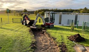 Am ersten Tag wurde die Wegführung ausgebaggert, was den Grundstein für die Arbeiten legte.