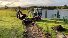 Am ersten Tag wurde die Wegführung ausgebaggert, was den Grundstein für die Arbeiten legte.