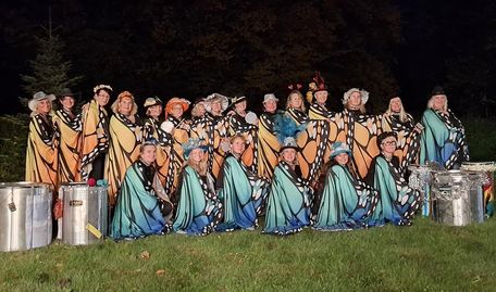 Die Mitglieder von Samba La Moor in ihren neuen Kostümen, die sie dem Publikum beim Event präsentieren werden.