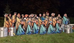 Die Mitglieder von Samba La Moor in ihren neuen Kostümen, die sie dem Publikum beim Event präsentieren werden.