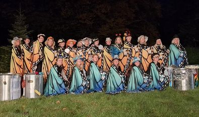 Die Mitglieder von Samba La Moor in ihren neuen Kostümen, die sie dem Publikum beim Event präsentieren werden.