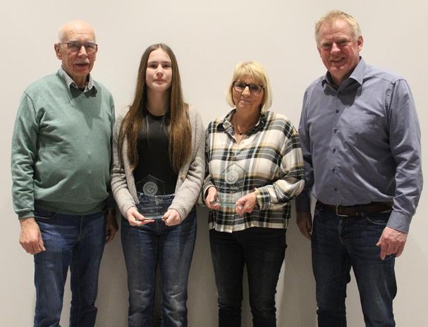 Nayla Wellbrock und Renate Willen präsentieren stolz ihre Trophäe.