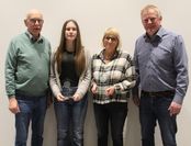 Nayla Wellbrock und Renate Willen präsentieren stolz ihre Trophäe.