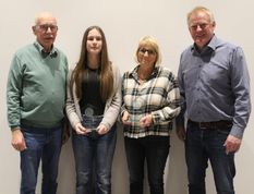 Nayla Wellbrock und Renate Willen präsentieren stolz ihre Trophäe.