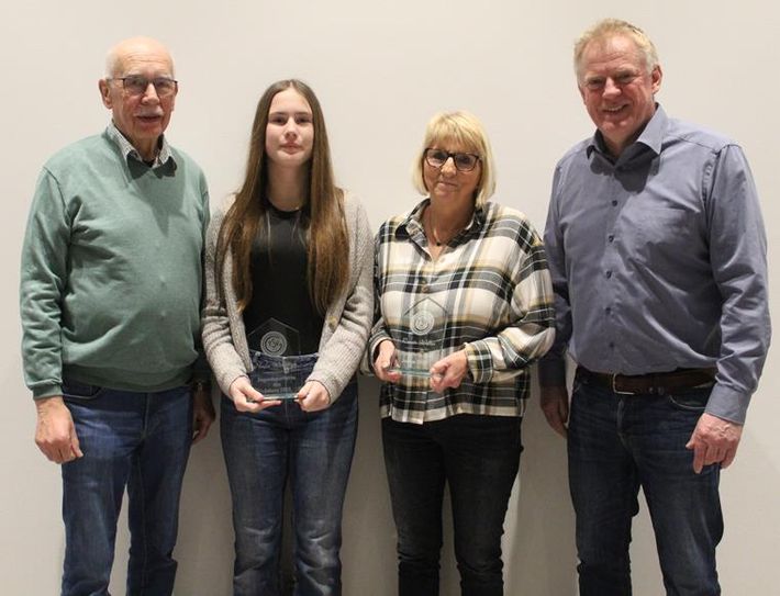 Nayla Wellbrock und Renate Willen präsentieren stolz ihre Trophäe.