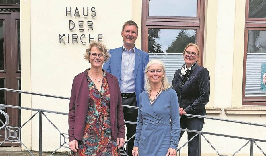 Bettina Szlagowski (links) vom diakonischen Werk freut sich sehr über die großzügige Spende, iniziiert von Stefanie Garbade (h.r.).